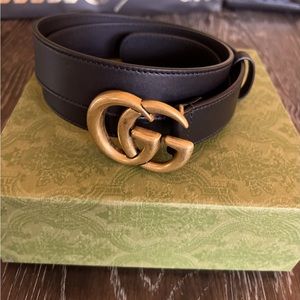 Gucci Leather belt with double G buckle.